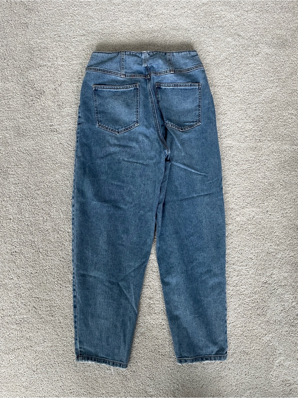 Vero Moda High Rise Cropped Mom Jeans - Picture 2 of 4